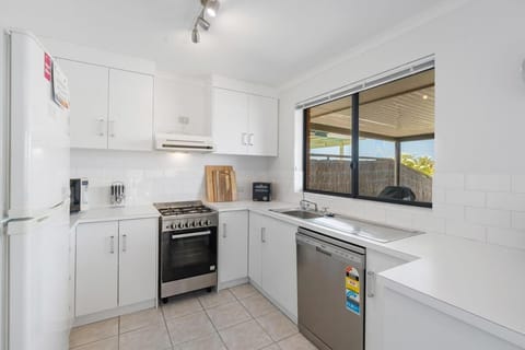 17 Matthew Flinders Dve Encounter Bay-No Linen Included-Waterfront Maison in Encounter Bay