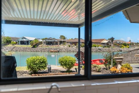 17 Matthew Flinders Dve Encounter Bay-No Linen Included-Waterfront Maison in Encounter Bay