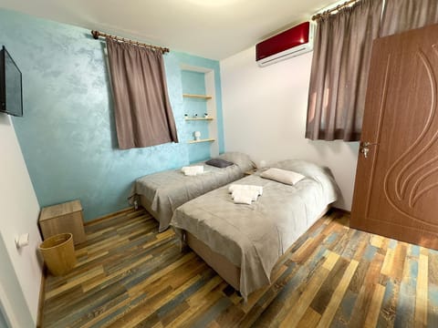 Bed, TV and multimedia, View (from property/room), Photo of the whole room, towels, air conditioner