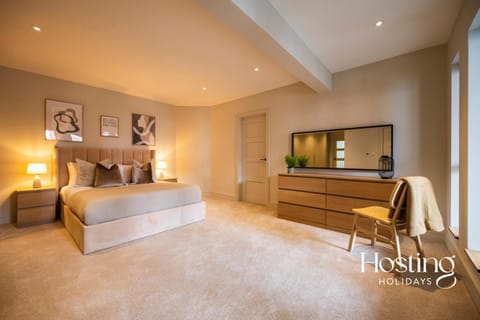 Bed, TV and multimedia, Photo of the whole room, Bedroom