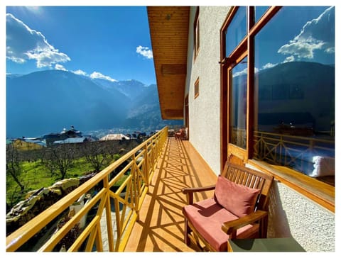 Redhomex The Himalayan amid Woods Villa in Manali