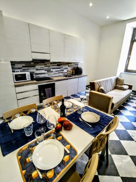 Kitchen or kitchenette, Living room, Seating area, Dining area, minibar, pet friendly, stove