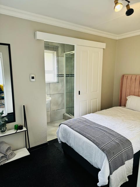 Pink Dot Guesthouse Bed and Breakfast in Roodepoort