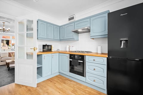 Luxurious 3 Bedroom House with Parking 73B - Top Rated - Netflix - Wifi - Smart TV Maison in The Royal Town of Sutton Coldfield