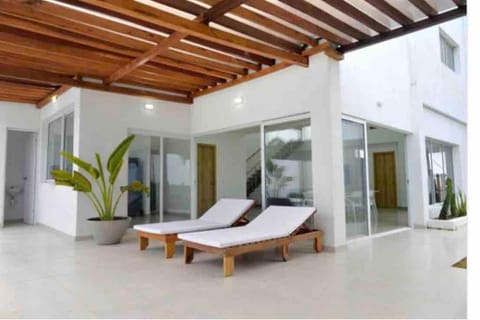 Espectacular casa en oferta con piscina privada y vista al mar Villa in Atlantico