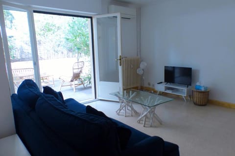 Spacious cocoon with nice garden close to the sea Apartment in Sanary-sur-Mer