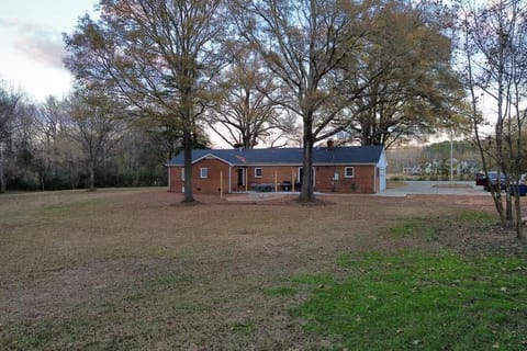Spacious ranch in the country that has it all. House in Indian Trail