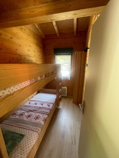 Bedroom, bunk bed