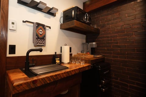 Kitchen or kitchenette, minibar