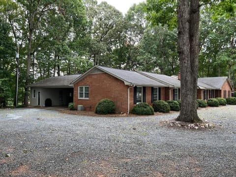 Cheerful 4 bedroom 3.5 bath very spacious home. House in Indian Trail