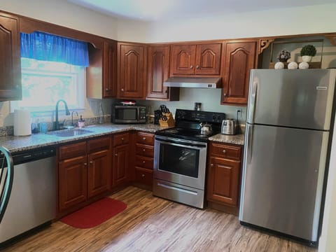 Coffee/tea facilities, Kitchen or kitchenette, dishwasher, oven, stove, toaster