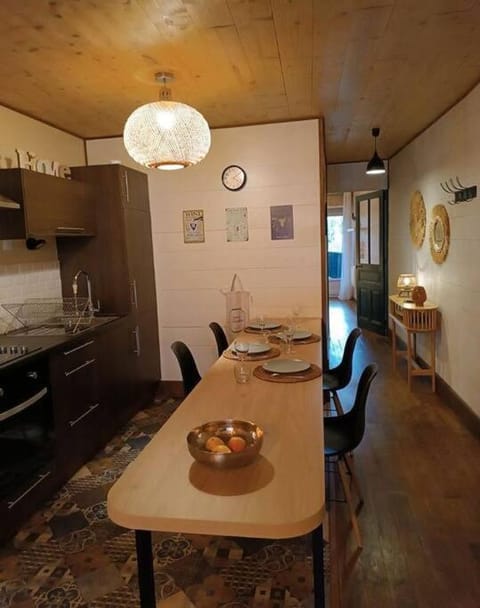 Kitchen or kitchenette, Dining area, minibar