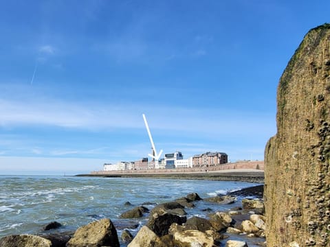 Property building, Nearby landmark, Neighbourhood, Sea view