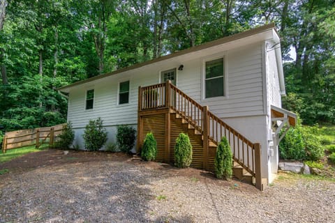 Cottontail Cottage Pet-friendly, Fire Pit & 10 Min. to Downtown AVL! House in Asheville