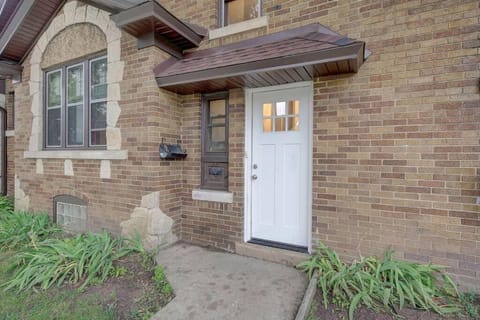 Modern Elegance: Pet-Friendly + 5 Min to Downtown Apartment in Milwaukee