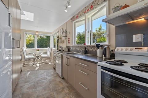 Dining area, kitchen