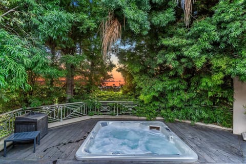 Ocean-View Mountaintop Getaway. Jacuzzi/Ping-Pong! House in Pacific Beach