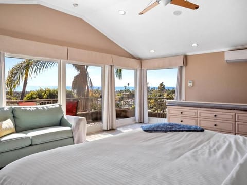 Ocean-View Mountaintop Getaway. Jacuzzi/Ping-Pong! House in Pacific Beach