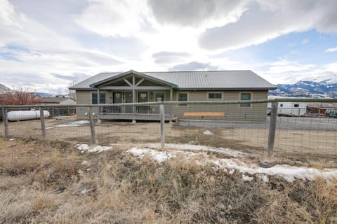 Mountain Getaway with Views Less Than 1 Mi to Yellowstone House in Gardiner