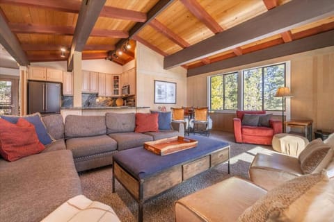 Lake Views, Decks, Private HOA Beach, Pool, Hot-Tub, Courts, and More Seasonal Amenities Apartment in Lake Tahoe