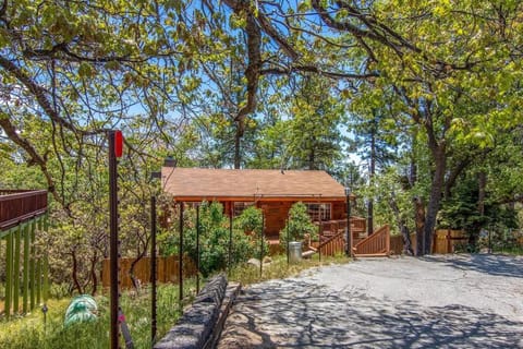 Rustic 3 bed 2 bath home. Quiet and cozy. VIEWS!! House in Idyllwild-Pine Cove