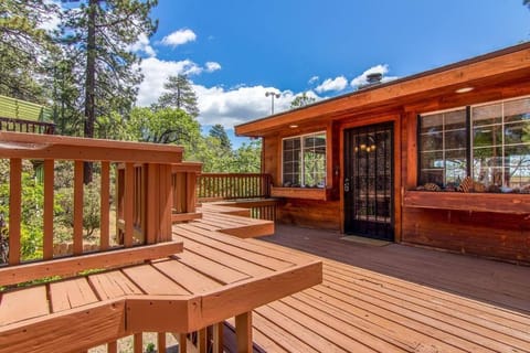 Rustic 3 bed 2 bath home. Quiet and cozy. VIEWS!! House in Idyllwild-Pine Cove