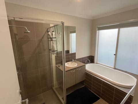 Comfy Newly Furnished Queen bedroom Vacation rental in Melbourne