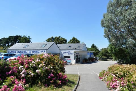 Property building, Day, Parking