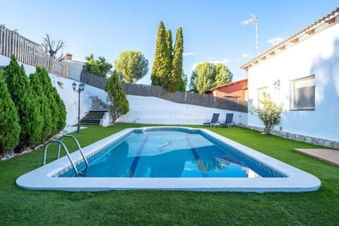 Casa con piscina y jardín en Castell de Montornès House in Baix Penedès