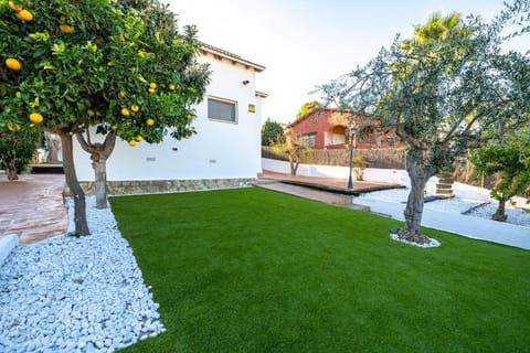 Casa con piscina y jardín en Castell de Montornès House in Baix Penedès