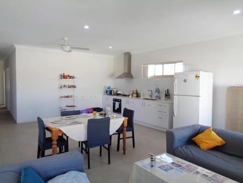 41A6 -near Perth airport, CDB, East Perth, Curtin University, Victoria Park, TAFE Vacation rental in Bentley