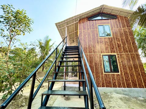 Property building, Day, Balcony/Terrace