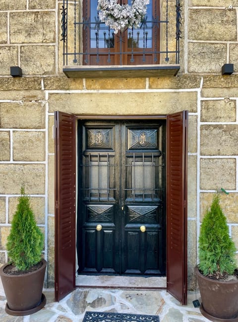 Property building, Facade/entrance, Day