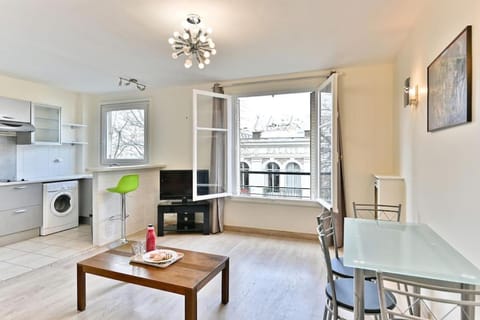 TV and multimedia, Kitchen or kitchenette, Living room, Seating area, Dining area