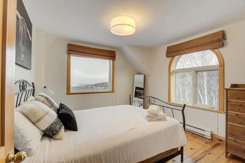 Cozy Haven with Spa & Stunning Views Maison in Baie-Saint-Paul