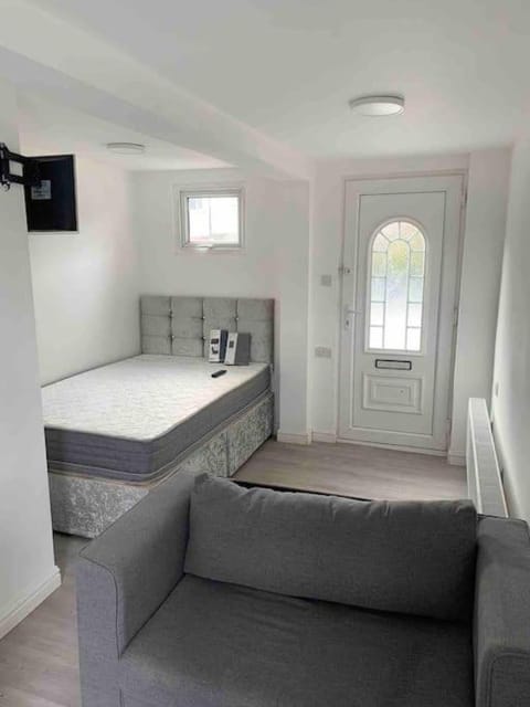 Cosy Studio Flat-Just Renovated-Free Street Parking & Independent Entrance Apartment in Twickenham