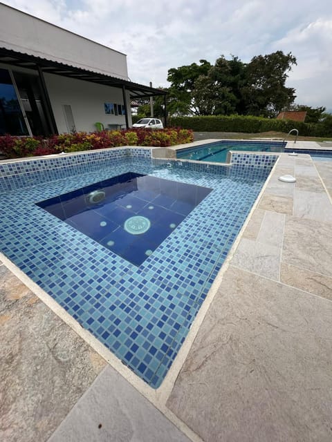 Casa Campestre En Via Principal Por Parceros Group House in Risaralda