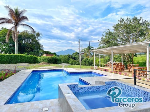 Casa Campestre En Via Principal Por Parceros Group House in Risaralda