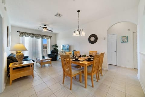 10 Min, To Disney - Gated Resort With Large Heated condo Apartment in Windsor Hills