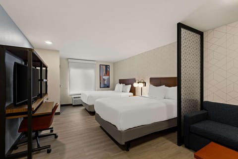 Everhome Suites Chandler Phoenix Fashion Center Hotel in Chandler