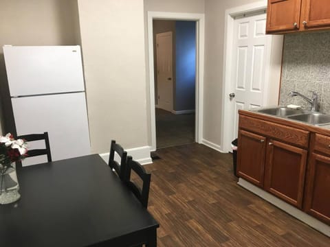 Mins To Mass Ave -workspace, Smart Tv & Ac Apartment in Indianapolis