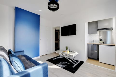 TV and multimedia, Kitchen or kitchenette, Living room, Seating area, Dining area, stove
