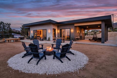 Desert Mantra Hot Tub, Pool & Views House in Joshua Tree