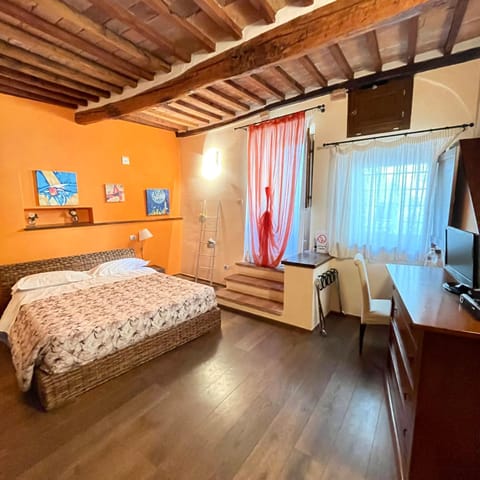 Bed, TV and multimedia, Bedroom