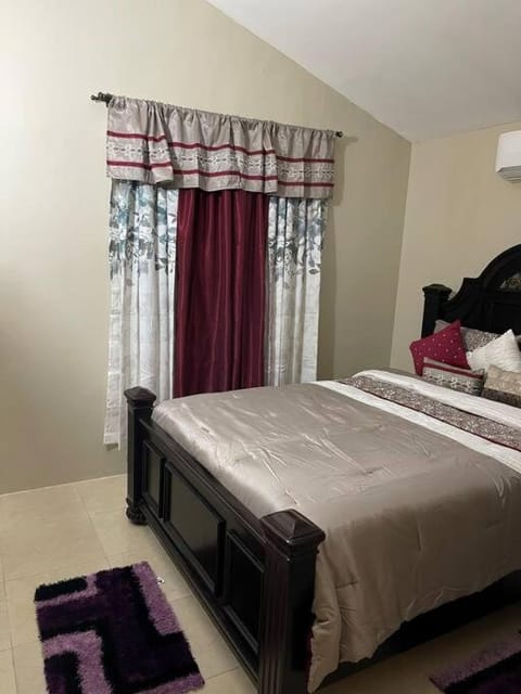 Cheerful Two-bedroom 1bath, WIFI, air conditioning House in Montego Bay