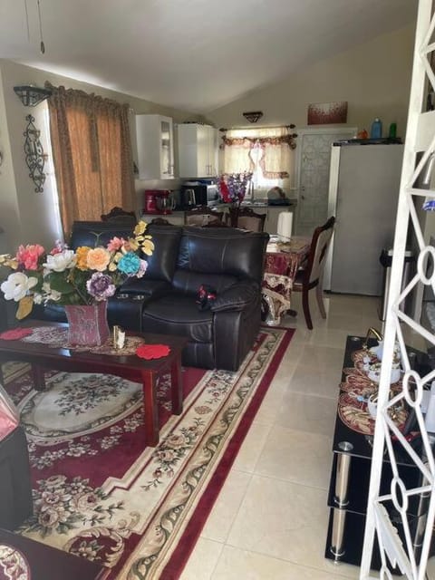 Cheerful Two-bedroom 1bath, WIFI, air conditioning Haus in Montego Bay