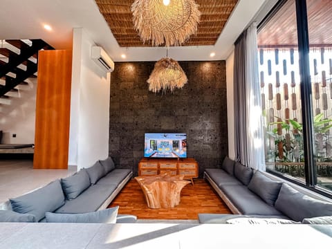 Villa Umayu - 3 BR Comfort Bliss Villa near Nyanyi Beach Villa in Kediri