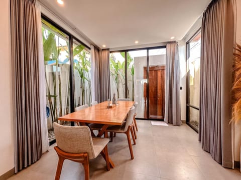 Villa Umayu - 3 BR Comfort Bliss Villa near Nyanyi Beach Villa in Kediri