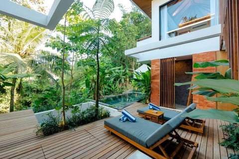 River Edge - Serene Villa in Pantai Nyanyi 7 mins to Beach Chalet in Kediri