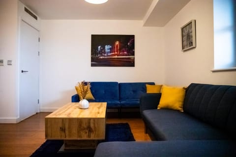 Close To Leeds City, Spacious, Sleeps 4, Apartment in Leeds